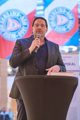 27.10.2025, 125 Jahre Jubiläum Holstein Kiel (KSV) Ausstellungs Eröffnung im Citti-Park Kiel, Fußball, Herren, 2.BL (2. Bundesliga), Saison 2025 2026 Club Historiker Patrick Nawe hält eine Rede Kiel Citti-Park Kiel, Einkaufscenter Schleswig-Holstein Deutschland