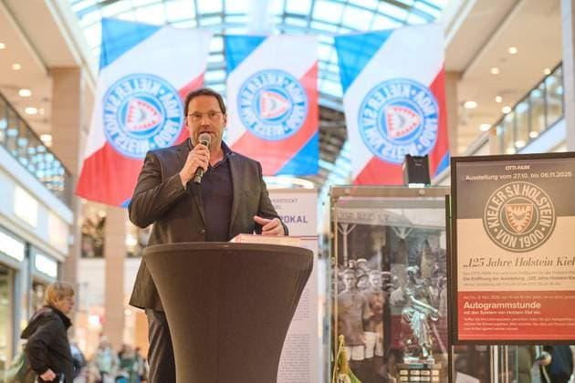 27.10.2025, 125 Jahre Jubiläum Holstein Kiel (KSV) Ausstellungs Eröffnung im Citti-Park Kiel, Fußball, Herren, 2.BL (2. Bundesliga), Saison 2025 2026 Club Historiker Patrick Nawe hält eine Rede Kiel Citti-Park Kiel, Einkaufscenter Schleswig-Holstein Deutschland