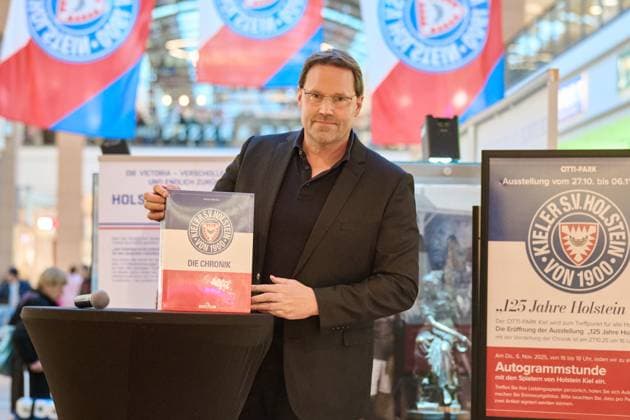 27.10.2025, 125 Jahre Jubiläum Holstein Kiel (KSV) Ausstellungs Eröffnung im Citti-Park Kiel, Fußball, Herren, 2.BL (2. Bundesliga), Saison 2025 2026 Club Historiker Patrick Nawe zeigt die Chronik Kiel Citti-Park Kiel, Einkaufscenter Schleswig-Holstein Deutschland