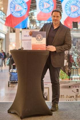 27.10.2025, 125 Jahre Jubiläum Holstein Kiel (KSV) Ausstellungs Eröffnung im Citti-Park Kiel, Fußball, Herren, 2.BL (2. Bundesliga), Saison 2025 2026 Club Historiker Patrick Nawe zeigt die Chronik Kiel Citti-Park Kiel, Einkaufscenter Schleswig-Holstein Deutschland