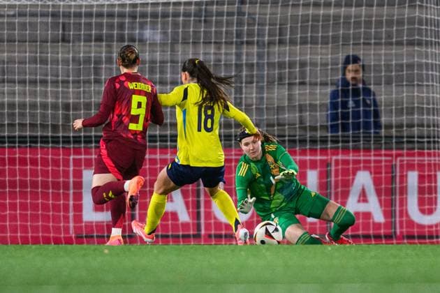 251027 Dilara Acikgöz of Germany against Emilia Pelgander and goalkeeper Elvira Björklund of Sweden during the International Friendly, Länderspiel, Nationalmannschaft under-23 football match between Sweden and Germany on October 27, 2025 in Malmö. Photo: Christoffer Borg Mattisson BILDBYRAN COP 261 CB0483 fotboll football soccer fotball u23 under 23 sverige sweden germany dam bbeng landslag Copyright: CHRISTOFFERxBORGxMATTISSON BB251027CB042