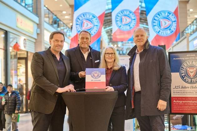 27.10.2025, 125 Jahre Jubiläum Holstein Kiel (KSV) Ausstellungs Eröffnung im Citti-Park Kiel, Fußball, Herren, 2.BL (2. Bundesliga), Saison 2025 2026 Club Historiker Patrick Nawe (li.), Präsident Steffen Schneekloth, Citti-Park-Kiel-Centermanagerin Silke Brombacher und Geschäftsführer Wolfgang Schwenke (re.) Kiel Citti-Park Kiel, Einkaufscenter Schleswig-Holstein Deutschland *** 27 10 2025, 125th anniversary Holstein Kiel KSV exhibition opening at Citti Park Kiel, soccer, men, 2 BL 2 Bundesliga , season 2025 2026 Club Historian Patrick Nawe left, President Steffen Schneekloth, Citti Park Kiel Center Manager Silke Brombacher and Managing Director Wolfgang Schwenke right Kiel Citti Park Kiel, shopping center Schleswig Holstein Germany
