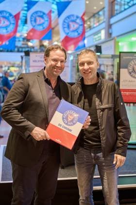 27.10.2025, 125 Jahre Jubiläum Holstein Kiel (KSV) Ausstellungs Eröffnung im Citti-Park Kiel, Fußball, Herren, 2.BL (2. Bundesliga), Saison 2025 2026 Club Historiker Patrick Nawe (li.) mit Daniel Jurgeleit Kiel Citti-Park Kiel, Einkaufscenter Schleswig-Holstein Deutschland
