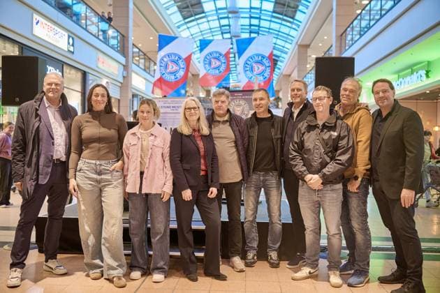 27.10.2025, 125 Jahre Jubiläum Holstein Kiel (KSV) Ausstellungs Eröffnung im Citti-Park Kiel, Fußball, Herren, 2.BL (2. Bundesliga), Saison 2025 2026 Club Historiker Patrick Nawe (re.) mit Geschäftsführer Wolfgang Schwenke, den Holstein Women Spielerinnen Lela Naward Sarah Begunk, der Citti-Park-Kiel-Centermanagerin Silke Brombacher, den Legenden Harry Witt und Daniel Jurgeleit, dem Präsidenten Steffen Schneekloth und der Legende Immo Stelzer Kiel Citti-Park Kiel, Einkaufscenter Schleswig-Holstein Deutschland