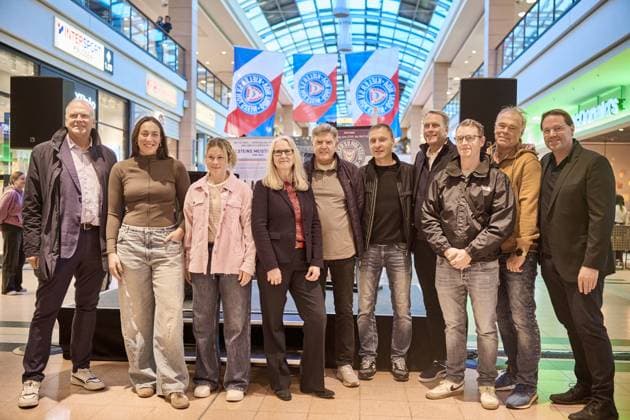 27.10.2025, 125 Jahre Jubiläum Holstein Kiel (KSV) Ausstellungs Eröffnung im Citti-Park Kiel, Fußball, Herren, 2.BL (2. Bundesliga), Saison 2025 2026 Club Historiker Patrick Nawe (re.) mit Geschäftsführer Wolfgang Schwenke, den Holstein Women Spielerinnen Lela Naward Sarah Begunk, der Citti-Park-Kiel-Centermanagerin Silke Brombacher, den Legenden Harry Witt und Daniel Jurgeleit, dem Präsidenten Steffen Schneekloth und der Legende Immo Stelzer Kiel Citti-Park Kiel, Einkaufscenter Schleswig-Holstein Deutschland