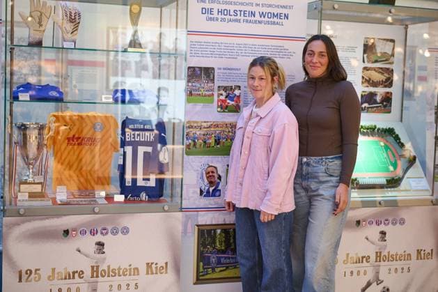 27.10.2025, 125 Jahre Jubiläum Holstein Kiel (KSV) Ausstellungs Eröffnung im Citti-Park Kiel, Fußball, Herren, 2.BL (2. Bundesliga), Saison 2025 2026 Holstein Women Kapitänin Sarah Begunk (li.) und Torhüterin Lela Naward Kiel Citti-Park Kiel, Einkaufscenter Schleswig-Holstein Deutschland
