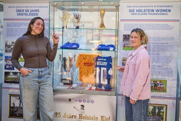 27.10.2025, 125 Jahre Jubiläum Holstein Kiel (KSV) Ausstellungs Eröffnung im Citti-Park Kiel, Fußball, Herren, 2.BL (2. Bundesliga), Saison 2025 2026 Holstein Women Kapitänin Sarah Begunk (re.) und Torhüterin Lela Naward Kiel Citti-Park Kiel, Einkaufscenter Schleswig-Holstein Deutschland