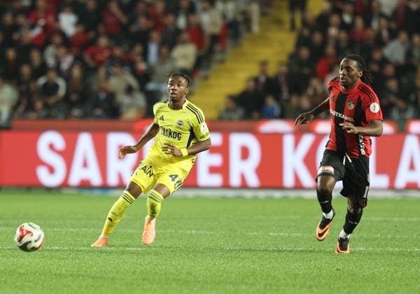Gaziantep FK v Fenerbahce - Turkish Super Lig GAZIANTEP, TURKIYE - OCTOBER 27: Nene of Fenerbahce in action during Turkish Super Lig match between Gaziantep FK and Fenerbahce in Gaziantep, Turkiye on October 27, 2025. Ömer Faruk Salman Anadolu Gaziantep Turkey. Editorial use only. Please get in touch for any other usage.  Copyright: x2025xAnadoluxÖmerxFarukxSalmanx