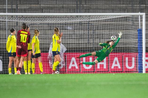 251027 Larissa Muhlhaus of Germany scores 0-1 behind goalkeeper Elvira Björklund of Sweden during the International Friendly, Länderspiel, Nationalmannschaft under-23 football match between Sweden and Germany on October 27, 2025 in Malmö. Photo: Christoffer Borg Mattisson BILDBYRAN COP 261 CB0483 fotboll football soccer fotball u23 under 23 sverige sweden germany dam bbeng landslag Copyright: CHRISTOFFERxBORGxMATTISSON BB251027CB058