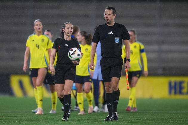 251027 Referee Selma Griberg and assistant referee Magnus Blennersjö during the International Friendly, Länderspiel, Nationalmannschaft under-23 football match between Sweden and Germany on October 27, 2025 in Malmö. Photo: Christoffer Borg Mattisson BILDBYRAN COP 261 CB0483 fotboll football soccer fotball u23 under 23 sverige sweden germany dam bbeng landslag sverige sweden tyskland germany Copyright: CHRISTOFFERxBORGxMATTISSON BB251027CB059