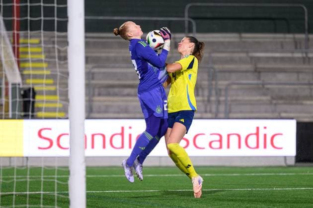251027 goalkeeper Thea Farwick of Germany and Bella Andersson of Sweden during the International Friendly, Länderspiel, Nationalmannschaft under-23 football match between Sweden and Germany on October 27, 2025 in Malmö. Photo: Christoffer Borg Mattisson BILDBYRAN COP 261 CB0483 fotboll football soccer fotball u23 under 23 sverige sweden germany dam bbeng landslag Copyright: CHRISTOFFERxBORGxMATTISSON BB251027CB079