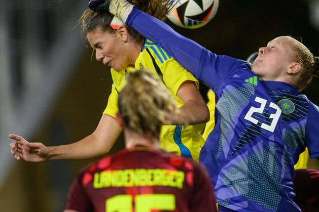 251027 Bella Andersson of Sweden and Goalkeeper Thea Farwick of Germany during the International Friendly, Länderspiel, Nationalmannschaft under-23 football match between Sweden and Germany on October 27, 2025 in Malmö. Photo: Christoffer Borg Mattisson BILDBYRAN COP 261 CB0483 fotboll football soccer fotball u23 under 23 sverige sweden germany dam bbeng landslag sverige sweden tyskland germany *** 251027 Bella Andersson of Sweden and Goalkeeper Thea Farwick of Germany during the international friendly under 23 football match between Sweden and Germany on October 27, 2025 in Malmö Photo Christoffer Borg Mattisson BILDBYRAN COP 261 CB0483 fotboll football soccer fotball u23 under 23 sverige sweden germany dam bbeng landslag sverige sweden tyskland germany  Copyright: CHRISTOFFERxBORGxMATTISSON BB251027CB130
