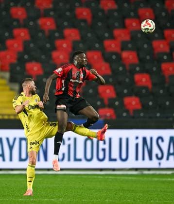 Gaziantep FK v Fenerbahce - Turkish Super Lig GAZIANTEP, TURKIYE - OCTOBER 27: Skriniar of Fenerbahce in action against Ndiaye of Gaziantep FK during Turkish Super Lig match between Gaziantep FK and Fenerbahce in Gaziantep, Turkiye on October 27, 2025. Adsiz Gunebakan Anadolu Gaziantep Turkey. Editorial use only. Please get in touch for any other usage.  Copyright: x2025xAnadoluxAdsizxGunebakanx