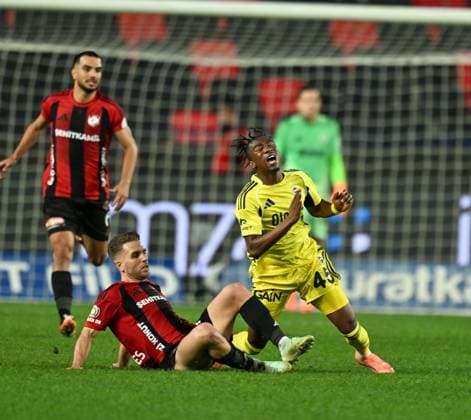 Gaziantep FK v Fenerbahce - Turkish Super Lig GAZIANTEP, TURKIYE - OCTOBER 27: Nene of Fenerbahce in action during Turkish Super Lig match between Gaziantep FK and Fenerbahce in Gaziantep, Turkiye on October 27, 2025. Adsiz Gunebakan Anadolu Gaziantep Turkey. Editorial use only. Please get in touch for any other usage.  Copyright: x2025xAnadoluxAdsizxGunebakanx