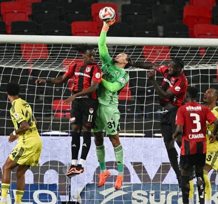 Gaziantep FK v Fenerbahce - Turkish Super Lig GAZIANTEP, TURKIYE - OCTOBER 27: Moraes and Lungoyi of Gaziantep FK in action during Turkish Super Lig match between Gaziantep FK and Fenerbahce in Gaziantep, Turkiye on October 27, 2025. Adsiz Gunebakan Anadolu Gaziantep Turkey. Editorial use only. Please get in touch for any other usage.  Copyright: x2025xAnadoluxAdsizxGunebakanx