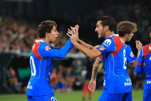 Footbal - LaLiga - Real Betis Balompie vs Atletico de Madrid SPAIN, SEVILLA, OCTOBRE 27. Giuliano Simeone of Atletico de Madrid celebrates with Koke of Atletico de Madrid after scoring his team s opening goal during the LaLiga EA Sports football Match between Real Betis Balompie and Atletico de Madrid at Estadio La Cartuja on Octobre 27, 2025 in Sevilla, Spain. Photo by Manuel Blondeau AOP.Press Sevilla Estadio La Cartuja Andalusia Spain Copyright: x ManuelxBlondeau AOP.Pressx AOP20251027-0005