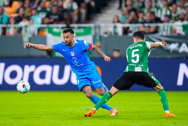 October 27, 2025, Sevilla, Sevilla, SPAIN: Nico Gonzalez of Atletico de Madrid and Marc Bartra of Real Betis in action during the Spanish league, LaLiga EA Sports, football match played between Real Betis and Atletico de Madrid at La Cartuja stadium on October 27, 2025, in Sevilla, Spain. Sevilla SPAIN - ZUMAa181 20251027_zaa_a181_061 Copyright: xJoaquinxCorcherox