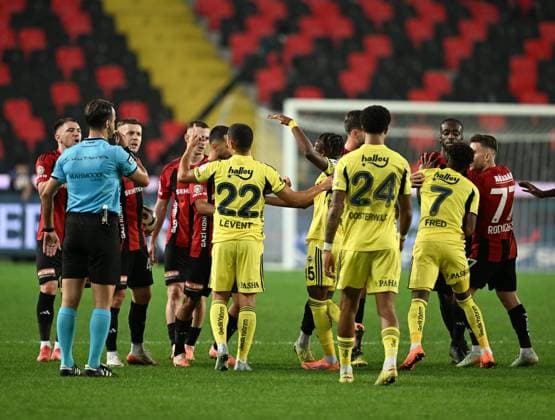 Gaziantep FK v Fenerbahce - Turkish Super Lig GAZIANTEP, TURKIYE - OCTOBER 27: Players argue during Turkish Super Lig match between Gaziantep FK and Fenerbahce in Gaziantep, Turkiye on October 27, 2025. Adsiz Günebakan Anadolu Gaziantep Turkey. Editorial use only. Please get in touch for any other usage.  Copyright: x2025xAnadoluxAdsÄ±zxGünebakanx