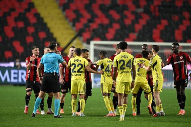 Gaziantep FK v Fenerbahce - Turkish Super Lig GAZIANTEP, TURKIYE - OCTOBER 27: Players argue during Turkish Super Lig match between Gaziantep FK and Fenerbahce in Gaziantep, Turkiye on October 27, 2025. Adsiz Günebakan Anadolu Gaziantep Turkey. Editorial use only. Please get in touch for any other usage.  Copyright: x2025xAnadoluxAdsÄ±zxGünebakanx
