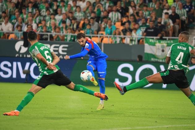 Footbal - LaLiga - Real Betis Balompie vs Atletico de Madrid SPAIN, SEVILLA, OCTOBRE 27. Alex Baena of Atletico de Madrid scores his team s second goal under pressure from Marc Bartra of Real Betis (L) and Natan of Real Real Betis during the LaLiga EA Sports football Match between Real Betis Balompie and Atletico de Madrid at Estadio La Cartuja on Octobre 27, 2025 in Sevilla, Spain. Photo by Manuel Blondeau AOP.Press Sevilla Estadio La Cartuja Andalusia Spain Copyright: x ManuelxBlondeau AOP.Pressx AOP20251027-0009