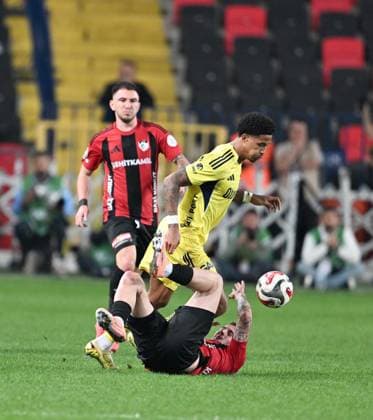 Gaziantep FK v Fenerbahce - Turkish Super Lig GAZIANTEP, TURKIYE - OCTOBER 27: Oosterwolde of Fenerbahce in action during Turkish Super Lig match between Gaziantep FK and Fenerbahce in Gaziantep, Turkiye on October 27, 2025. Adsiz Günebakan Anadolu Gaziantep Turkey. Editorial use only. Please get in touch for any other usage.  Copyright: x2025xAnadoluxAdsÄ±zxGünebakanx