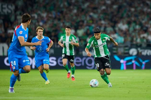 Real Betis Balompie v Club Atletico de Madrid - LaLiga EA Sports SEVILLA, SPAIN - OCTOBER 27: Cucho Hernandez of Real Betis during to the LaLiga EA Sports match between Real Betis Balompie and Club Atletico de Madrid at La Cartuja stadium on October 27, 2025 in Sevilla, Spain. (Photo by Gabriel Colchero Photo Players Images Magara Press) Sevilla La Cartuja Stadium Spain Copyright: xGabrielxColcherox