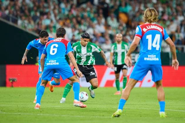 Real Betis Balompie v Club Atletico de Madrid - LaLiga EA Sports SEVILLA, SPAIN - OCTOBER 27: Cucho Hernandez of Real Betis during to the LaLiga EA Sports match between Real Betis Balompie and Club Atletico de Madrid at La Cartuja stadium on October 27, 2025 in Sevilla, Spain. (Photo by Gabriel Colchero Photo Players Images Magara Press) Sevilla La Cartuja Stadium Spain Copyright: xGabrielxColcherox