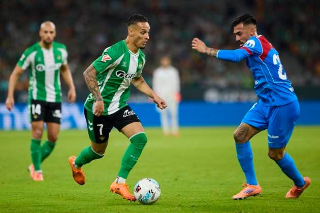 Real Betis Balompie v Club Atletico de Madrid - LaLiga EA Sports SEVILLA, SPAIN - OCTOBER 27: Antony Matheus Dos Santos of Real Betis in action during to the LaLiga EA Sports match between Real Betis Balompie and Club Atletico de Madrid at La Cartuja stadium on October 27, 2025 in Sevilla, Spain. (Photo by Gabriel Colchero Photo Players Images Magara Press) Sevilla La Cartuja Stadium Spain Copyright: xGabrielxColcherox