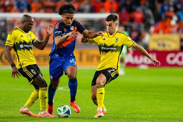 October 27, 2025, Cincinnati, Ogio, USA: FC Cincinnati midfielder Evander (10) attempts to dribble through Columbus Crew midfielder Darlington Nagbe (6) and Columbus Crew midfielder Dylan Chambost (7) during an MLS, Fussball Herren, USA playoff game at TQL Stadium Cincinnati USA - ZUMAt168 20251027_zsp_t168_009 Copyright: xTrentxPattersonx