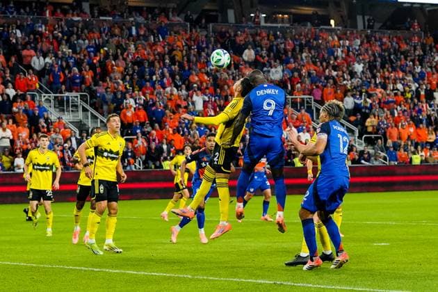 October 27, 2025, Cincinnati, Ogio, USA: FC Cincinnati forward Ko vin Denkey (9) gets a contested header from Columbus Crew defender Marcelo Herrera (2) that goes just over the net during an MLS, Fussball Herren, USA playoff game at TQL Stadium Cincinnati USA - ZUMAt168 20251027_zsp_t168_013 Copyright: xTrentxPattersonx