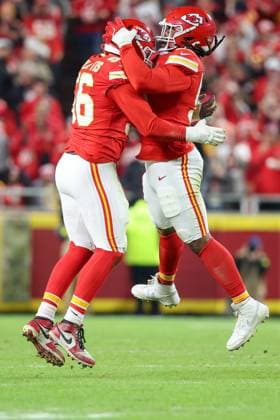 October 27, 2025: Kansas City Chiefs defensive end George Karlaftis (56) and defensive end Mike Danna (51) celebrate Danna s sack during the second half of an NFL, American Football Herren, USA football game against the Washington Commanders at GEHA Field at Arrowhead Stadium in Kansas City, MO. CSM Kansas City United States of America - ZUMAc04_ 20251027_zma_c04_049 Copyright: xDavidxSmithx