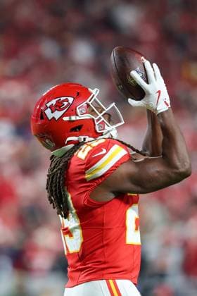 October 27, 2025: Kansas City Chiefs running back Kareem Hunt (29) celebrates his touchdown during the second half of an NFL, American Football Herren, USA football game against the Washington Commanders at GEHA Field at Arrowhead Stadium in Kansas City, MO. CSM Kansas City United States of America - ZUMAc04_ 20251027_zma_c04_052 Copyright: xDavidxSmithx