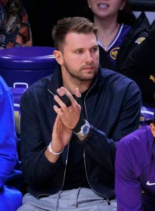 October 27, 2025, Los Angeles, California, USA: Luka Doncic 77 of the Los Angeles Lakers watches from the sidelines as he is recuperating from an injured middle finder in their regular season NBA, Basketball Herren, USA game against the Portland Trail Blazers on Monday October 27, 2025 at Crypto.com Arena in Los Angeles, California. JAVIER ROJAS PI Los Angeles USA - ZUMAp124 20251027_zaa_p124_021 Copyright: xJavierxRojasx