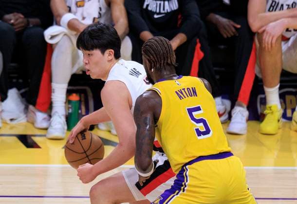 October 27, 2025, Los Angeles, California, USA: Yang Hansen 16 of the Portland Trail Blazers is guarded by Deandre Ayton 5 of the Los Angeles Lakers during their regular season NBA, Basketball Herren, USA game on Monday October 27, 2025 at Crypto.com Arena in Los Angeles, California. JAVIER ROJAS PI Los Angeles USA - ZUMAp124 20251027_zaa_p124_022 Copyright: xJavierxRojasx