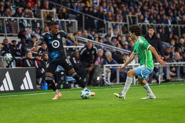 October 27, 2025, St. Paul, Minnesota, United States: Minnesota United player JOSEPH ROSALES looks to pass a defender. The first round of the MLS, Fussball Herren, USA Cup Playoffs between the Minnesota United and the Seattle Sounders took place at Allianz Field in St. Paul Minnesota on October 27th 2025. Minnesota United won the game in a penalty shootout 3 successful shots to 2 after a 0-0 draw in regular time. St. Paul United States - ZUMAt166 20251027_zsp_t166_010 Copyright: xMichaelxTurnerx