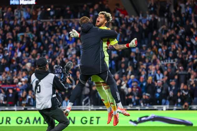 October 27, 2025, St. Paul, Minnesota, United States: Minnesota United players DAYNE ST. CLAIR and ALEC SMIR celebrate in midair after winning the penalty shootout. The first round of the MLS, Fussball Herren, USA Cup Playoffs between the Minnesota United and the Seattle Sounders took place at Allianz Field in St. Paul Minnesota on October 27th 2025. Minnesota United won the game in a penalty shootout 3 successful shots to 2 after a 0-0 draw in regular time. St. Paul United States - ZUMAt166 20251027_zsp_t166_023 Copyright: xMichaelxTurnerx