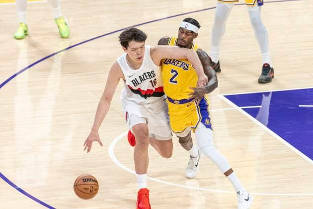 October 27, 2025, Los Angeles, California, USA: Portland Trail Blazers Yang Hansen (16) is defended by Los Angeles LakersÃ¢â‚¬â ¢ Jarred Vanderbilt (2) during an NBA, Basketball Herren, USA basketball game, in Los Angeles Monday, Oct. 27, 2025. Los Angeles USA - ZUMAc68_ 20251027_zaf_c68_010 Copyright: xRingoxChiux