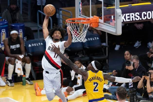 October 27, 2025, Los Angeles, California, USA: Portland Trail Blazers Shaedon Sharpe (17) dunks against Los Angeles LakersÃ¢â‚¬â ¢ Jarred Vanderbilt (2) during an NBA, Basketball Herren, USA basketball game, in Los Angeles Monday, Oct. 27, 2025. Los Angeles USA - ZUMAc68_ 20251027_zaf_c68_013 Copyright: xRingoxChiux
