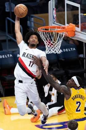 October 27, 2025, Los Angeles, California, USA: Portland Trail Blazers Shaedon Sharpe (17) dunks against Los Angeles LakersÃ¢â‚¬â ¢ Jarred Vanderbilt (2) during an NBA, Basketball Herren, USA basketball game, in Los Angeles Monday, Oct. 27, 2025. Los Angeles USA - ZUMAc68_ 20251027_zaf_c68_019 Copyright: xRingoxChiux