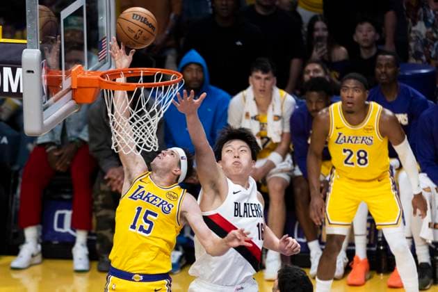 October 27, 2025, Los Angeles, California, USA: Los Angeles LakersÃ¢â‚¬â ¢ Austin Reaves (15) goes to the basket against Portland Trail Blazers Yang Hansen (16) during an NBA, Basketball Herren, USA basketball game, in Los Angeles Monday, Oct. 27, 2025. Los Angeles USA - ZUMAc68_ 20251027_zaf_c68_041 Copyright: xRingoxChiux