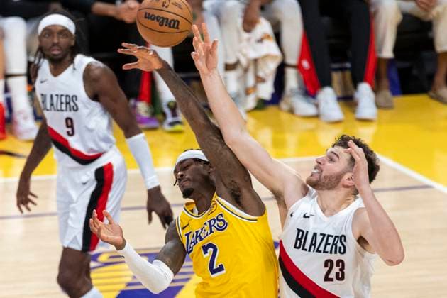 October 27, 2025, Los Angeles, California, USA: Los Angeles LakersÃ¢â‚¬â ¢ Jarred Vanderbilt (2) and Portland Trail Blazers Donovan Clingan (23) vie for the ball during an NBA, Basketball Herren, USA basketball game, in Los Angeles Monday, Oct. 27, 2025. Los Angeles USA - ZUMAc68_ 20251027_zaf_c68_043 Copyright: xRingoxChiux