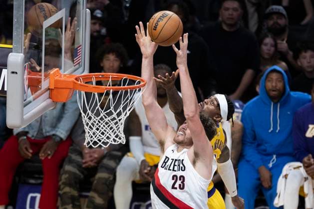October 27, 2025, Los Angeles, California, USA: Portland Trail Blazers Donovan Clingan (23) and Los Angeles LakersÃ¢â‚¬â ¢ Jarred Vanderbilt (2) vie for the rebound during an NBA, Basketball Herren, USA basketball game, in Los Angeles Monday, Oct. 27, 2025. Los Angeles USA - ZUMAc68_ 20251027_zaf_c68_044 Copyright: xRingoxChiux