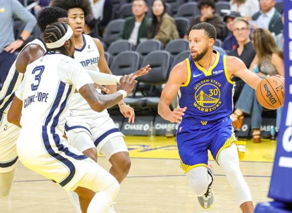 (251028) -- SAN FRANCISCO, Oct. 28, 2025 -- Stephen Curry (1st R) of Golden State Warriors controls the ball during the 2025-2026 NBA, Basketball Herren, USA regular season match between Golden State Warriors and Memphis Grizzlies in San Francisco, the United States, on Oct. 27, 2025. (Photo by Xinhua) (SP)U.S.-SAN FRANCISCO-BASKETBALL-NBA-WARRIORS VS GRIZZLIES ArthurxDong 