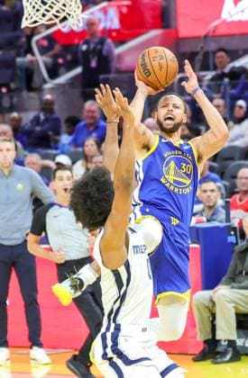 (251028) -- SAN FRANCISCO, Oct. 28, 2025 -- Stephen Curry (R) of Golden State Warriors shoots during the 2025-2026 NBA, Basketball Herren, USA regular season match between Golden State Warriors and Memphis Grizzlies in San Francisco, the United States, on Oct. 27, 2025. (Photo by Xinhua) (SP)U.S.-SAN FRANCISCO-BASKETBALL-NBA-WARRIORS VS GRIZZLIES ArthurxDong 