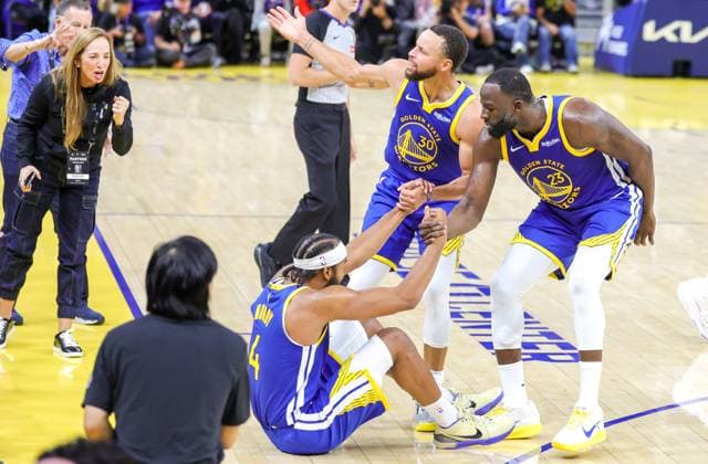 (251028) -- SAN FRANCISCO, Oct. 28, 2025 -- Stephen Curry (2nd R) and Draymond Green (1st R) of Golden State Warriors help teammate Moses Moody (3rd R) get up during the 2025-2026 NBA, Basketball Herren, USA regular season match between Golden State Warriors and Memphis Grizzlies in San Francisco, the United States, on Oct. 27, 2025. (Photo by Xinhua) (SP)U.S.-SAN FRANCISCO-BASKETBALL-NBA-WARRIORS VS GRIZZLIES ArthurxDong 