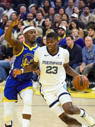 (251028) -- SAN FRANCISCO, Oct. 28, 2025 -- Jimmy Butler III (L) of Golden State Warriors defends Cedric Coward of Memphis Grizzlies during the 2025-2026 NBA, Basketball Herren, USA regular season match between Golden State Warriors and Memphis Grizzlies in San Francisco, the United States, on Oct. 27, 2025. (Photo by Xinhua) (SP)U.S.-SAN FRANCISCO-BASKETBALL-NBA-WARRIORS VS GRIZZLIES ArthurxDong 