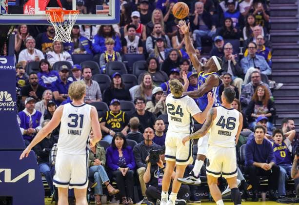 (251028) -- SAN FRANCISCO, Oct. 28, 2025 -- Jimmy Butler III (top) of Golden State Warriors goes for a lay-up during the 2025-2026 NBA, Basketball Herren, USA regular season match between Golden State Warriors and Memphis Grizzlies in San Francisco, the United States, on Oct. 27, 2025. (Photo by Xinhua) (SP)U.S.-SAN FRANCISCO-BASKETBALL-NBA-WARRIORS VS GRIZZLIES ArthurxDong 