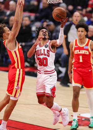 (251028) -- CHICAGO, Oct. 28, 2025 -- Tre Jones (C) of Chicago Bulls goes for a lay-up during the NBA, Basketball Herren, USA regular season basketball game between Chicago Bulls and Atlanta Hawks at United Center in Chicago, the United States, on Oct. 27, 2025. (Photo by Xinhua) (SP)U.S.-CHICAGO-BASKETBALL-NBA-CHICAGO BULLS VS ATLANTA HAWKS JoelxLerner 