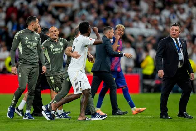 ESP: Real Madrid CF - FC Barcelona, Barca La Liga EA Sports. Date 10 Vinicius Junior of Real Madrid CF and Lamine Yamal of FC Barcelona during the La Liga EA Sports match between Real Madrid CF and FC Barcelona played at Santiago Bernabeu Stadium on October 26, 2025 in Madrid. kpng Copyright: xCesarxCebollax xPRESSINx PS_251026_RMA_BAR_751