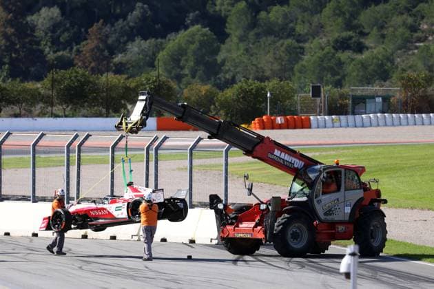 Oliver Rowlands Nissan Gen3 Evo Rennfahrzeug 1 wird nach dem ausserplanmässigen Stop auf der Strecke von einem Abschleppfahrzueg zur Boxengasse zurück geschleppt, 2. Saison., Formel E FIA Wweltmeisterschaft Saison 12, Vorsaisontest, Rennstrecke Ricardo Tormo, Valencia Spanien, 28.10.2025, *** Oliver Rowlands Nissan Gen3 Evo race car 1 is towed back to the pit lane by a tow truck after the unscheduled stop on the track, 2 season , Formula E FIA World Championship season 12, pre-season test, Ricardo Tormo circuit, Valencia Spain, 28 10 2025,